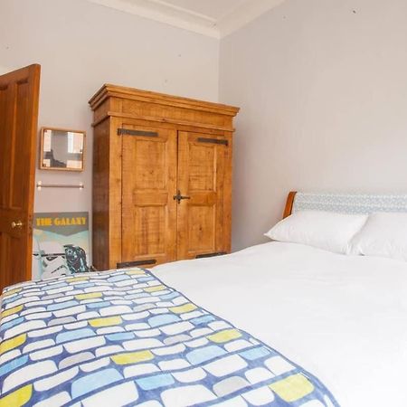 Modern, Light-Filled And Sleek West End Apartment Glasgow Esterno foto