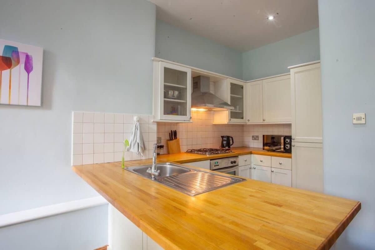 Modern, Light-Filled And Sleek West End Apartment Glasgow Esterno foto