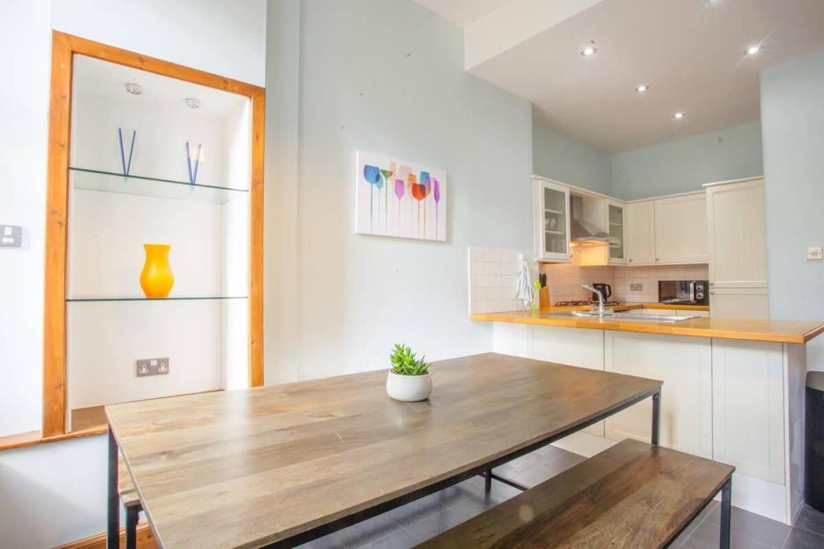 Modern, Light-Filled And Sleek West End Apartment Glasgow Esterno foto