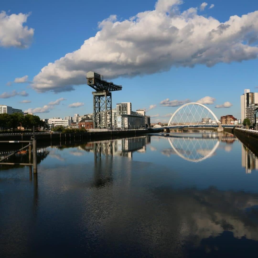 Modern, Light-Filled And Sleek West End Apartment Glasgow Esterno foto
