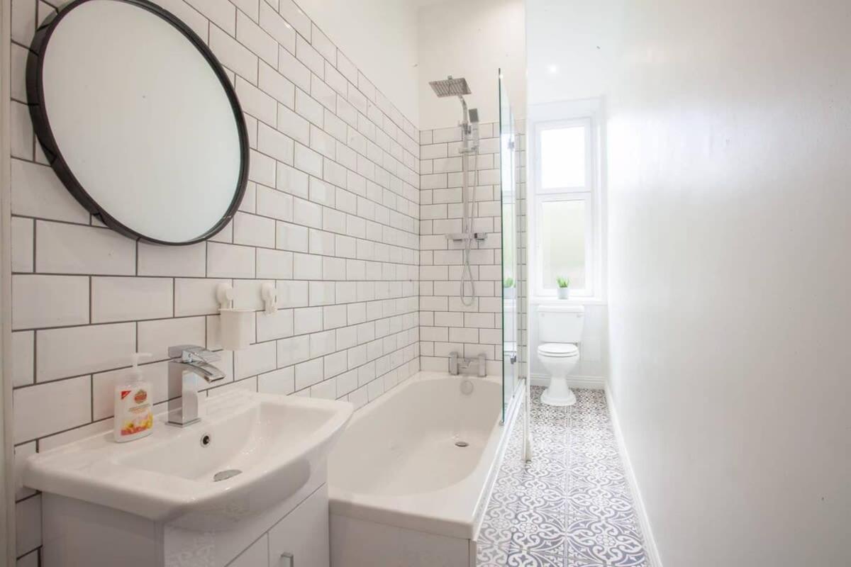 Modern, Light-Filled And Sleek West End Apartment Glasgow Esterno foto